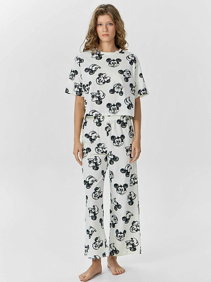картинка Комплект домашний женский кремовый с принтом "Микки Маус" от магазина стильной одежды Mark Formelle