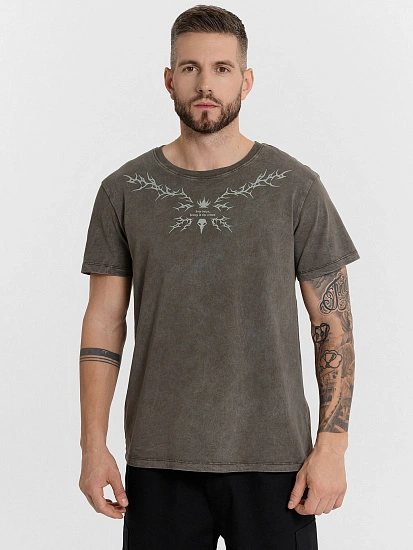 картинка Футболка мужская хаки с обработкой эйсид и принтом  от магазина мужской одежды Mark Formelle