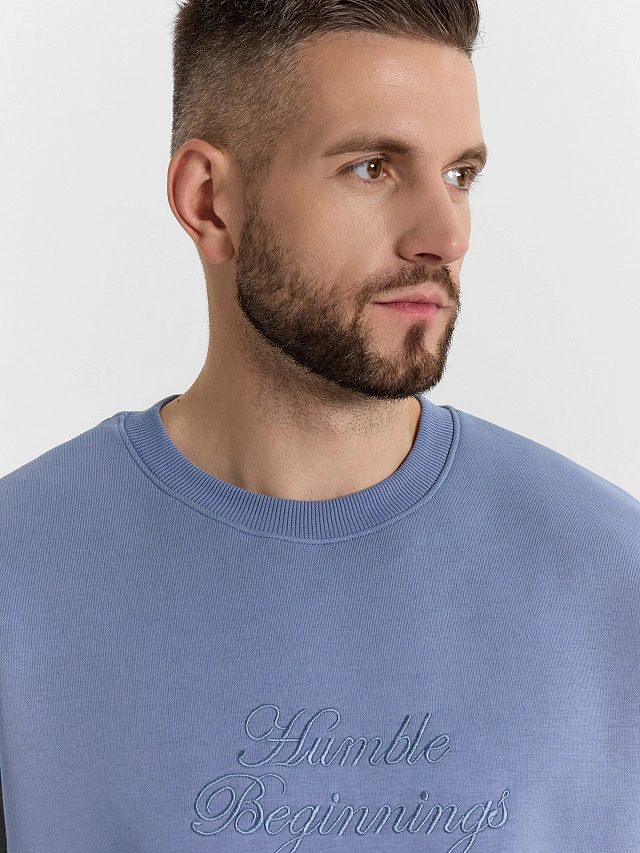 Свитшот мужской синий с вышивкой "Humble beginning" - 4