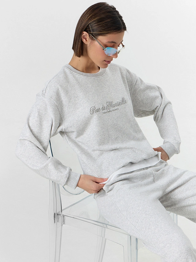 Свитшот женский серый с принтом - 8