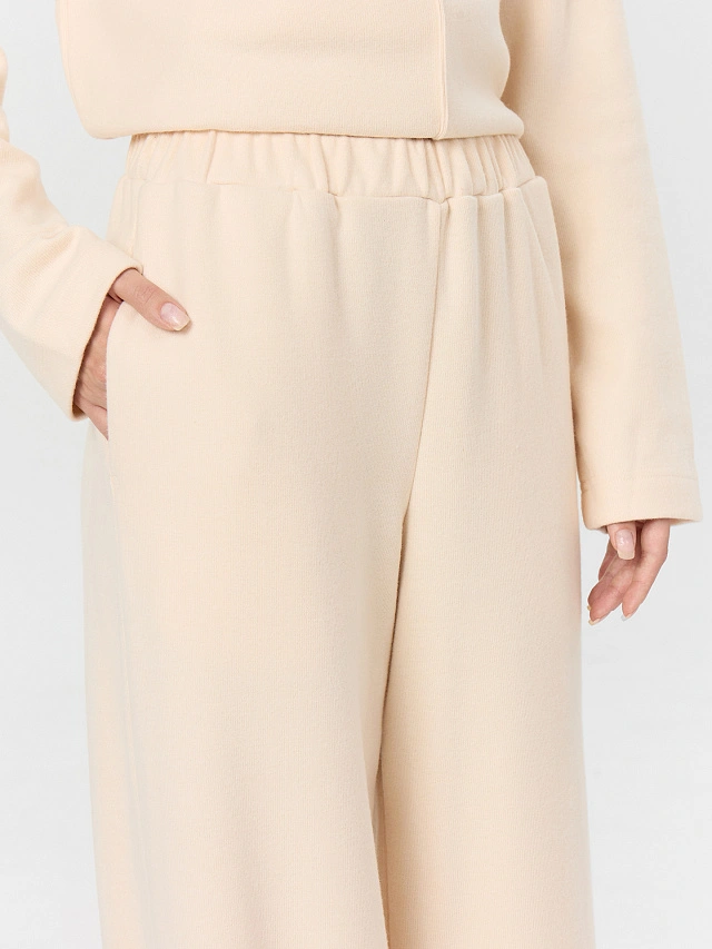 Комплект женский бежевый: джемпер и брюки - 7