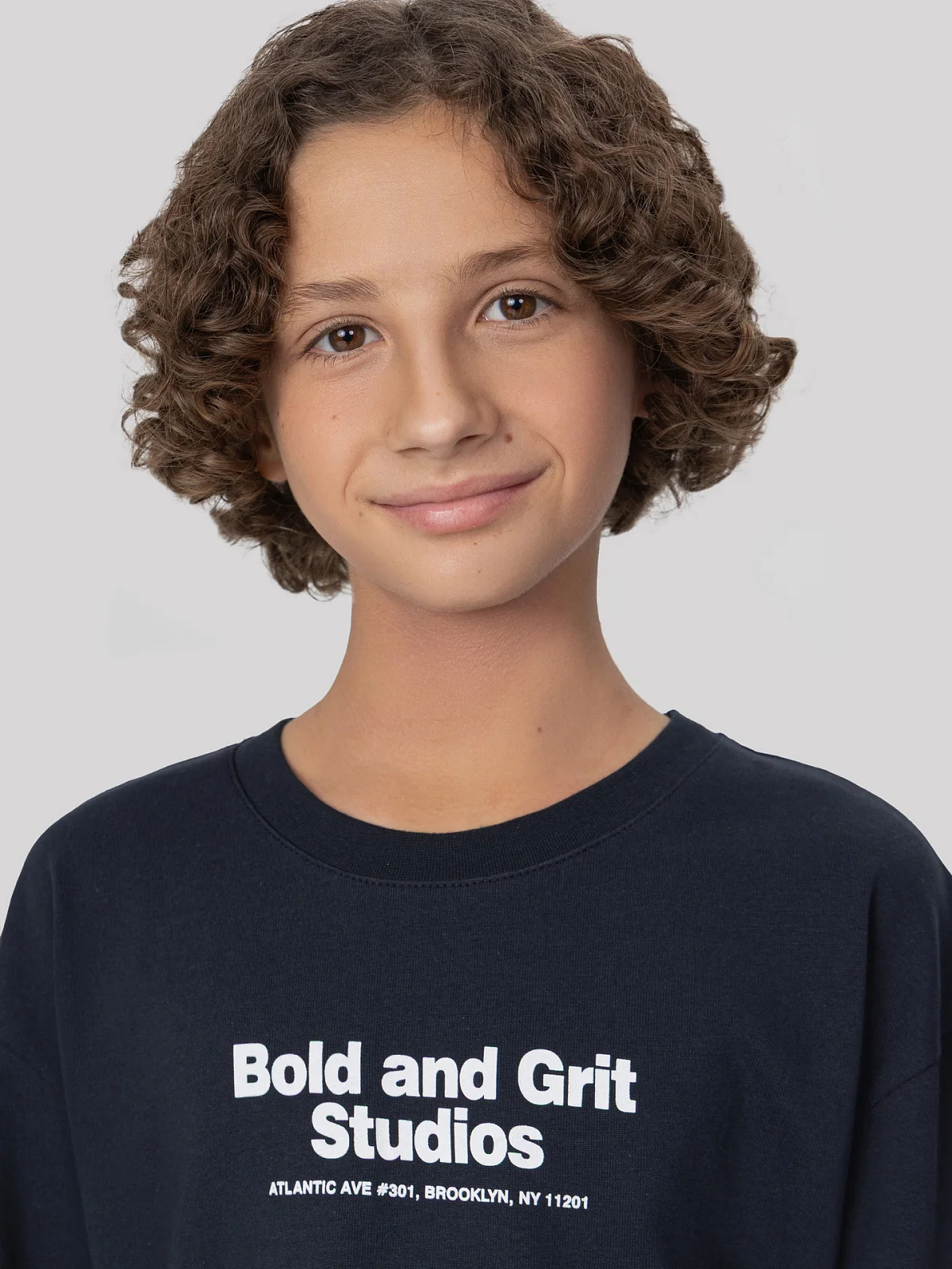 Лонгслив для мальчиков синий с надписью "Bold and grit studios"