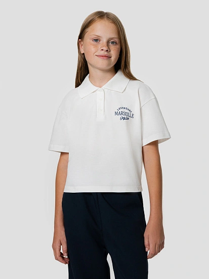 картинка Поло для девочек белое с надписью "Marseille" от известного бренда одежды для девочек Mark Formelle