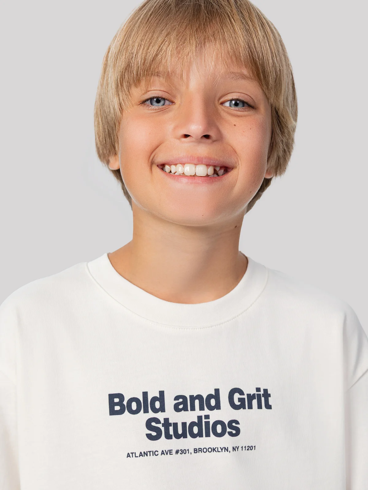 Лонгслив для мальчиков кремовый с надписью "bold and grit studios" - 5