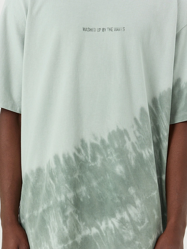 Футболка мужская салатовая с принтом и надписью "washed up by the waves" - 6
