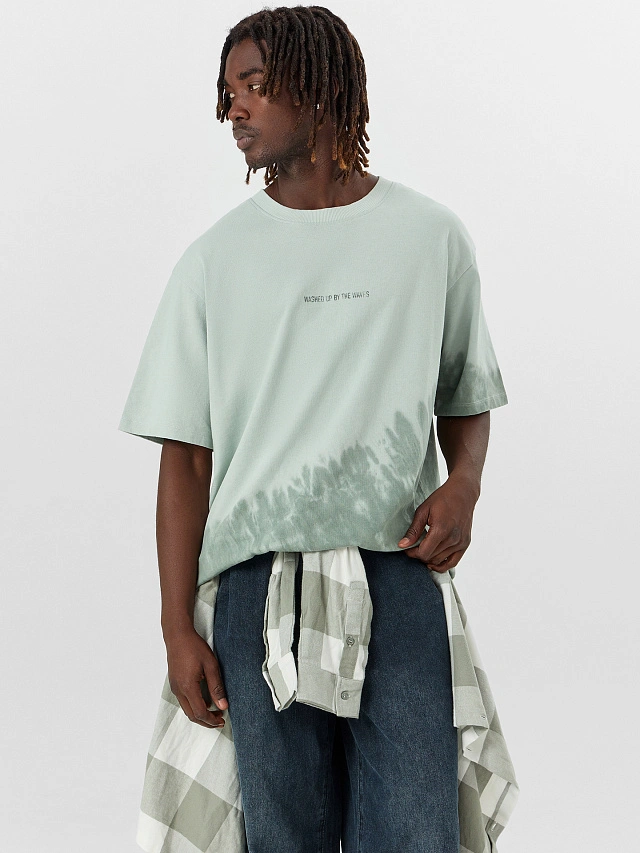 Футболка мужская салатовая с принтом и надписью "washed up by the waves" - 7