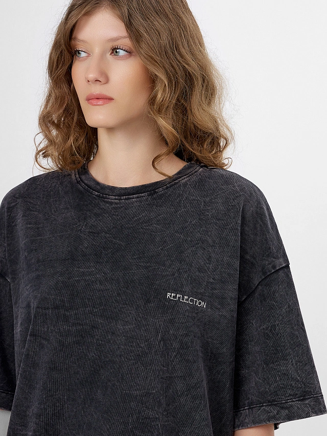 Футболка женская серая с принтом и надписью "reflection" - 5