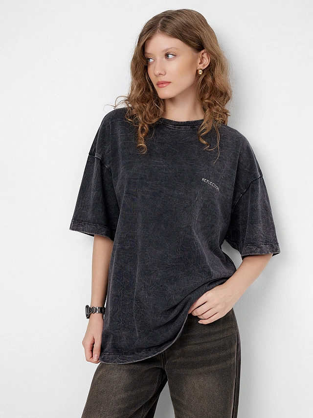 Футболка женская серая с принтом и надписью "reflection" - 9