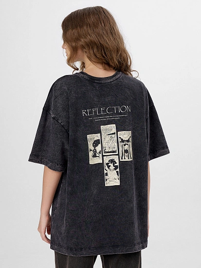 картинка Футболка женская серая с принтом и надписью "reflection" от магазина стильной одежды Mark Formelle