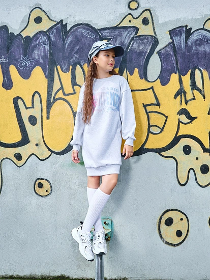 картинка Платье для девочек серое с надписью "Creative mood" от известного бренда одежды для девочек Mark Formelle