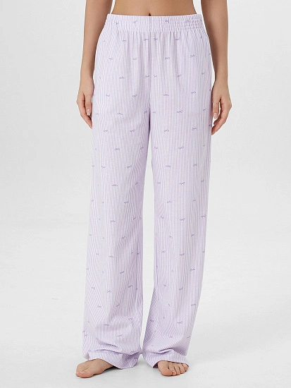 картинка Брюки домашние женские лиловые в полоску с принтом от магазина стильной одежды Mark Formelle
