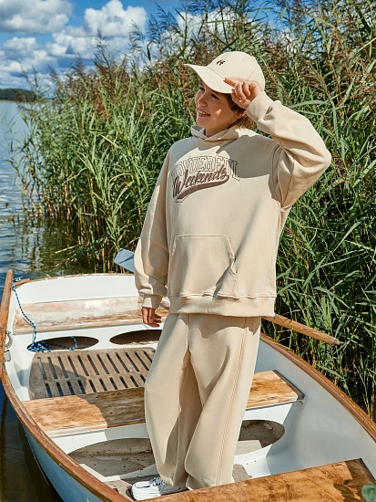 картинка Худи для мальчиков бежевое с надписью "Wonderful weekends" от магазина одежды для мальчиков от бренда Mark Formelle