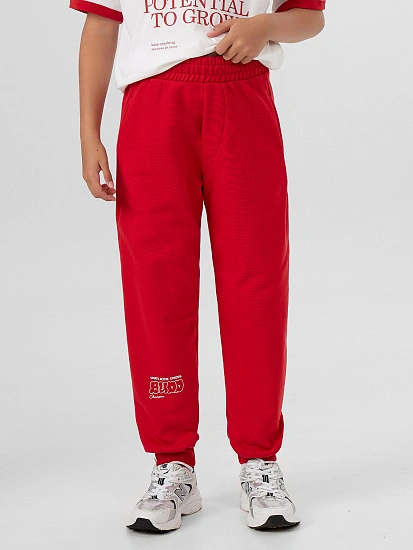 картинка Брюки для мальчиков красные от магазина одежды для мальчиков от бренда Mark Formelle