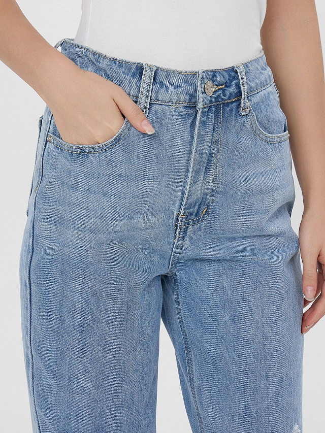 Джинсы женские голубые с небольшими рваными деталями - 6