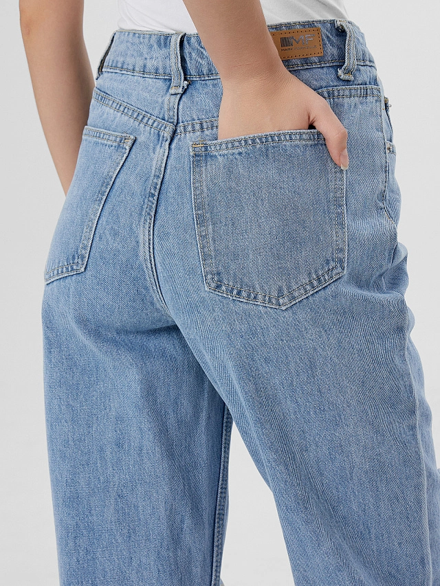 Джинсы женские голубые с небольшими рваными деталями - 7