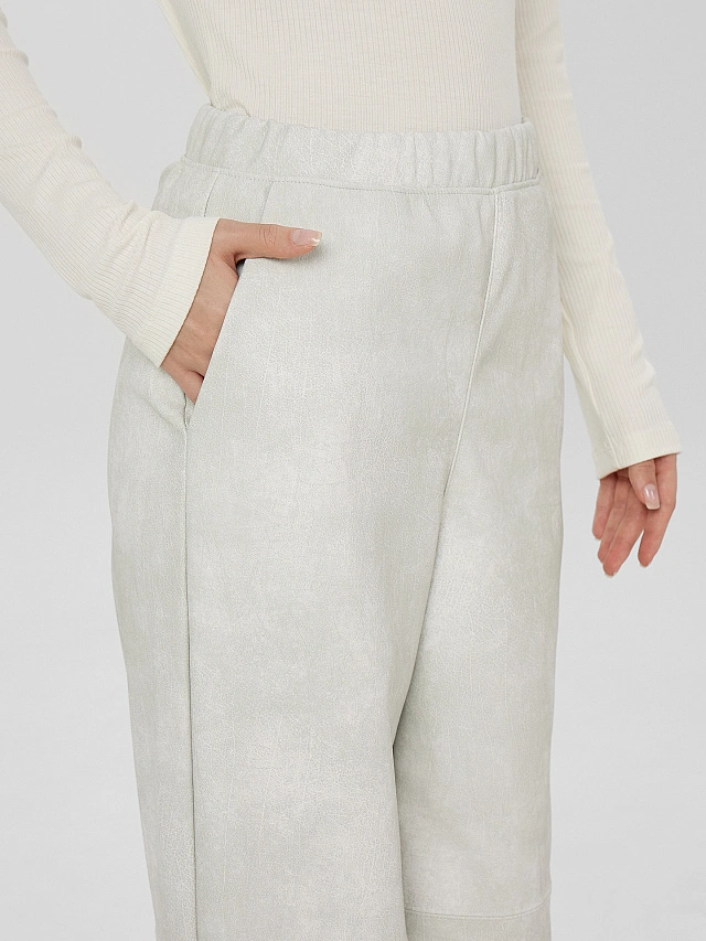 Брюки женские белые из экокожи - 5