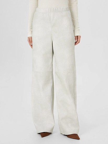 картинка Брюки женские белые из экокожи от магазина стильной одежды Mark Formelle