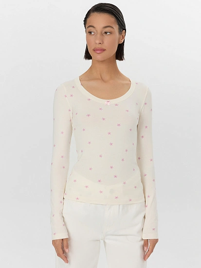 картинка Лонгслив женский молочный с цветочным принтом от магазина стильной одежды Mark Formelle