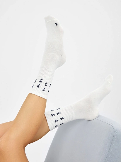 картинка Носки женские белые с рисунком в виде цветов от магазина стильной одежды Mark Formelle