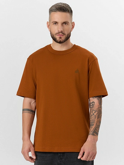 картинка Футболка мужская коричневая от магазина мужской одежды Mark Formelle