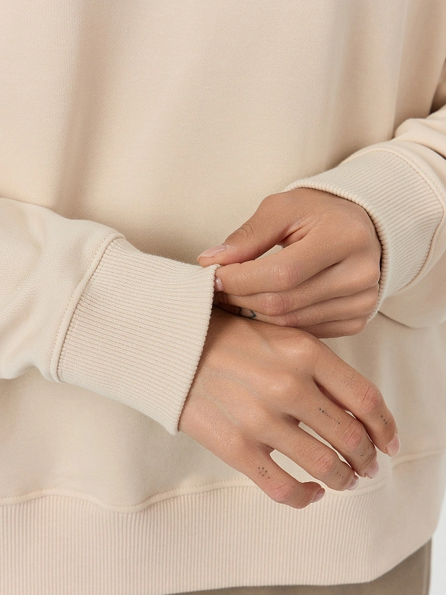 Свитшот женский бежевый с надписью "Creator of my own life" - 6