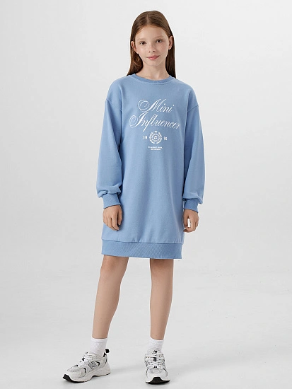 картинка Платье для девочки голубое с надписью "mini influencer" от известного бренда одежды для девочек Mark Formelle