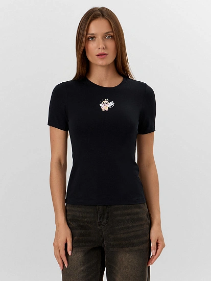 картинка Футболка женская черная с принтом  от магазина стильной одежды Mark Formelle