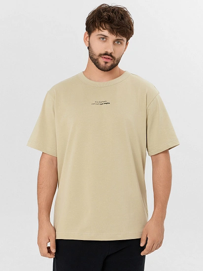 картинка Футболка мужская бежевая с надписью "Life fearlessly..." от магазина мужской одежды Mark Formelle