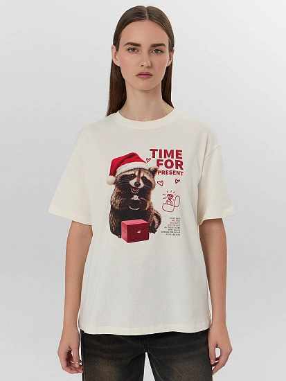 картинка Футболка женская новогодняя с надписью "Time for present" от магазина стильной одежды Mark Formelle