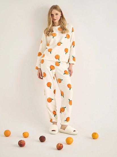 картинка Комплект женский домашний молочный с принтом мандаринов от магазина стильной одежды Mark Formelle