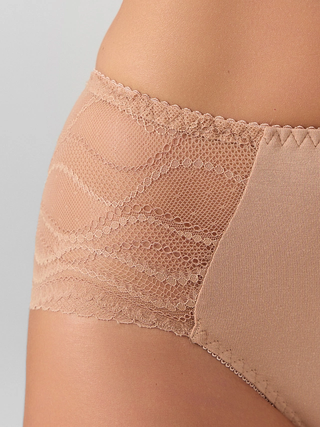 Трусы женские макси бежевые с кружевными деталями - 6