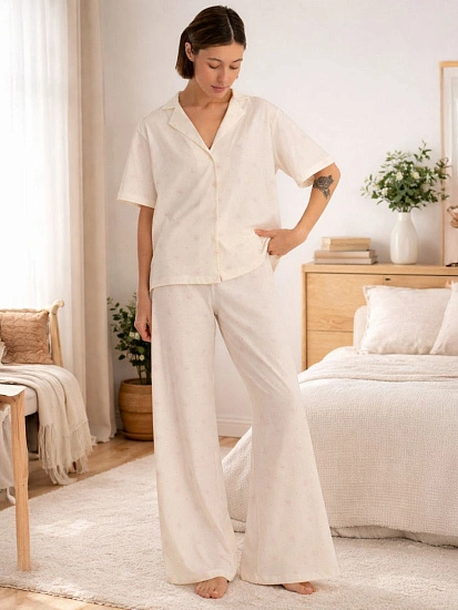 картинка Комплект женский домашний молочный от магазина стильной одежды Mark Formelle