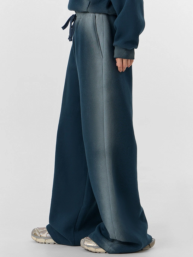 Брюки женские зеленые с декоративными потертостями - 2