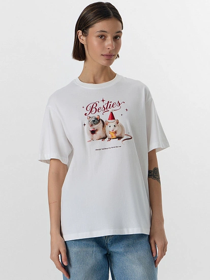 картинка Футболка новогодняя женская с надписью "Besties" от магазина стильной одежды Mark Formelle