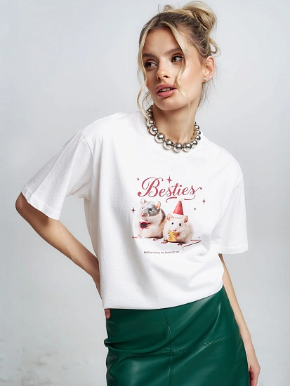 картинка Футболка новогодняя женская с надписью "Besties" от магазина стильной одежды Mark Formelle