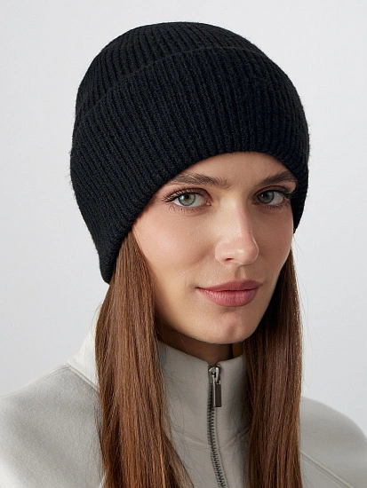 картинка Шапка зимняя женская черная от магазина стильной одежды Mark Formelle