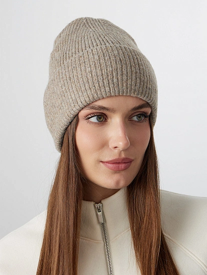картинка Шапка зимняя женская бежевая от магазина стильной одежды Mark Formelle
