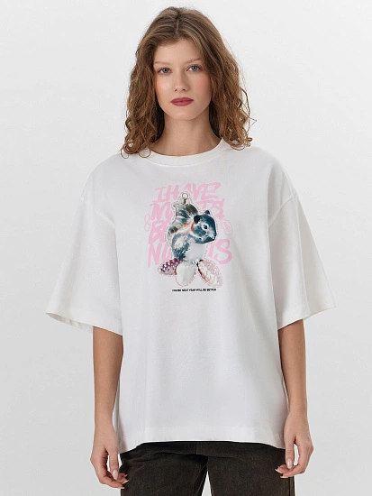 картинка Футболка женская белая с новогодним принтом от магазина стильной одежды Mark Formelle