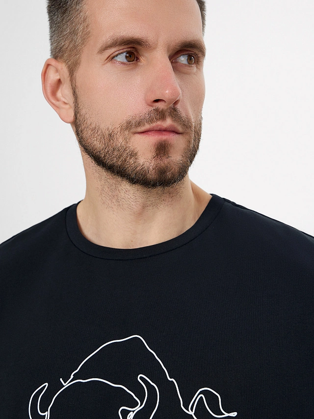 Футболка мужская черная с принтом Зубра - 4