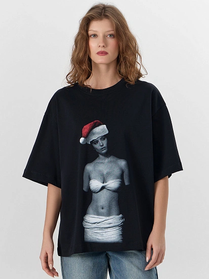 картинка Футболка женская черная с новогодним принтом от магазина стильной одежды Mark Formelle