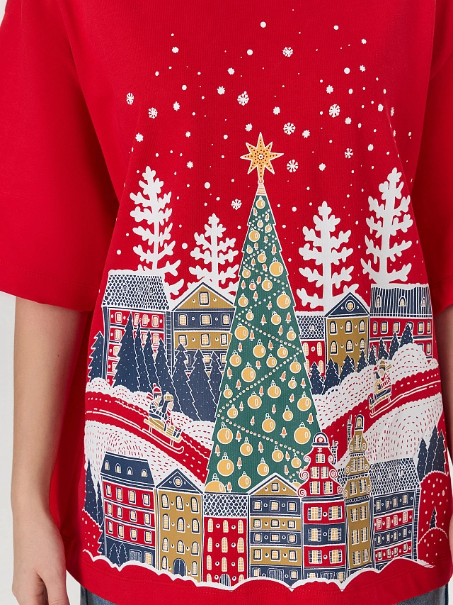 Футболка женская красная с новогодним принтом - 5