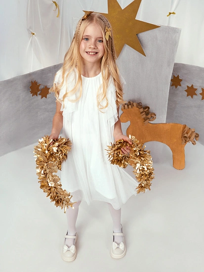 картинка Нарядное платье для девочек белое от известного бренда одежды для девочек Mark Formelle