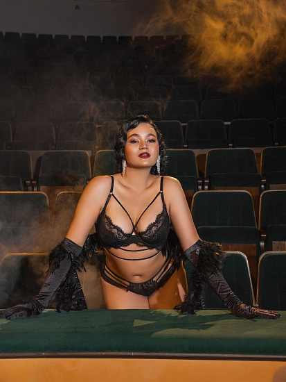 картинка Бюстгальтер женский с мягкими чашками черный от магазина стильной одежды Mark Formelle