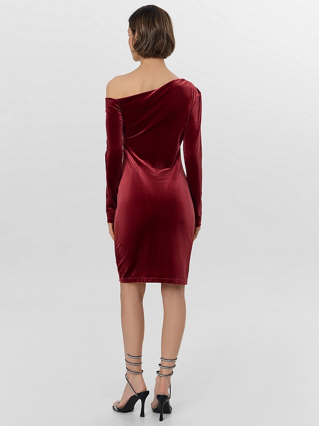 Платье женское бордовое велюровое с асимметричным вырезом - 3