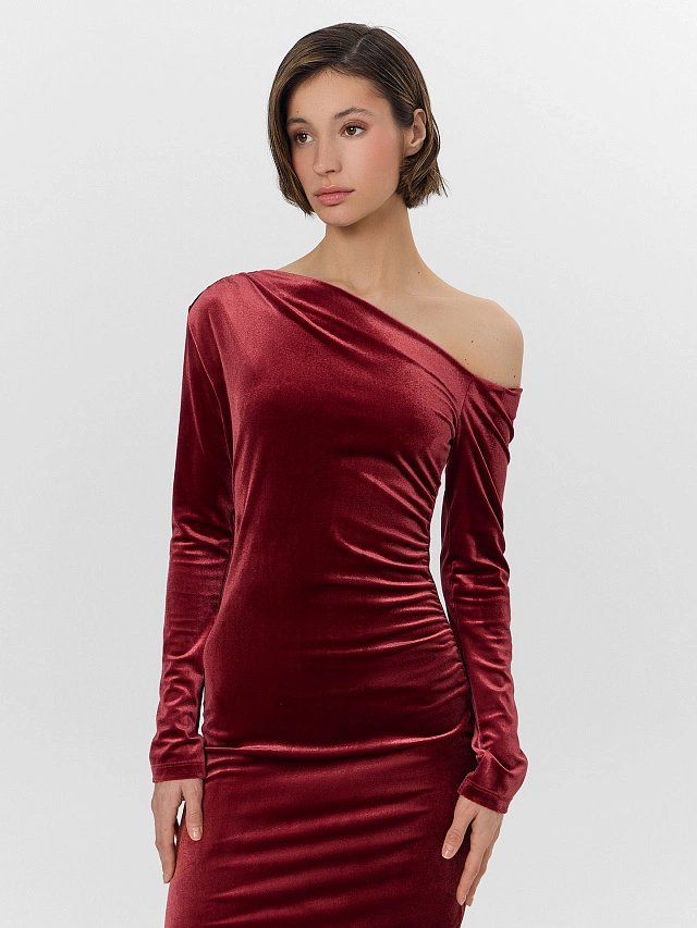 Платье женское бордовое велюровое с асимметричным вырезом - 4