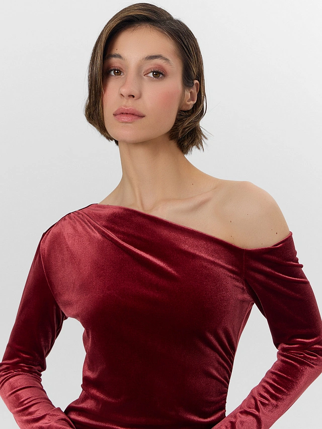 Платье женское бордовое велюровое с асимметричным вырезом - 5