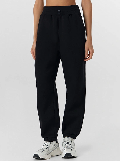 картинка Брюки спортивные женские черные с начесом от магазина стильной одежды Mark Formelle