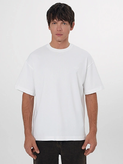 картинка Футболка базовая мужская белая от магазина мужской одежды Mark Formelle