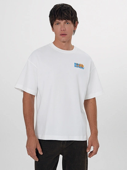 картинка Футболка мужская белая с принтом от магазина мужской одежды Mark Formelle