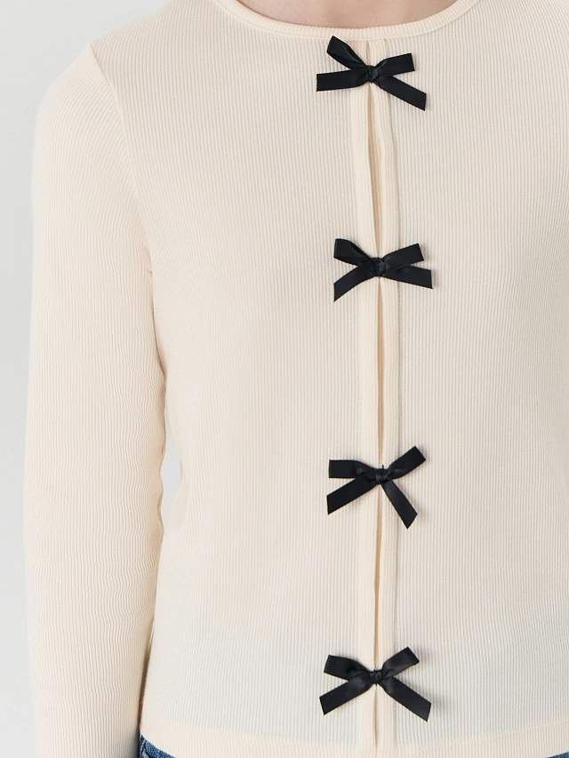 Джемпер для девочек молочный с декоративными бантиками - 4
